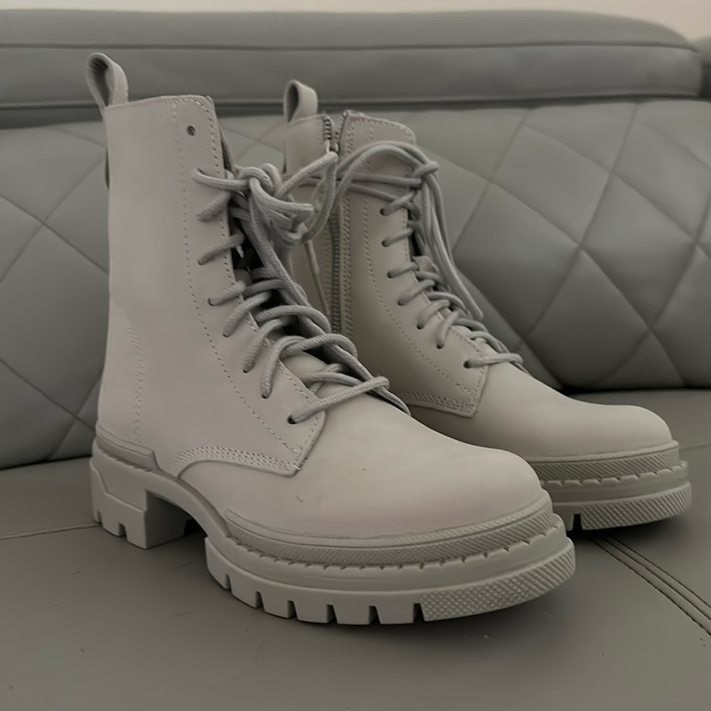 Steve madden Combat style boots, tried them on never wore them